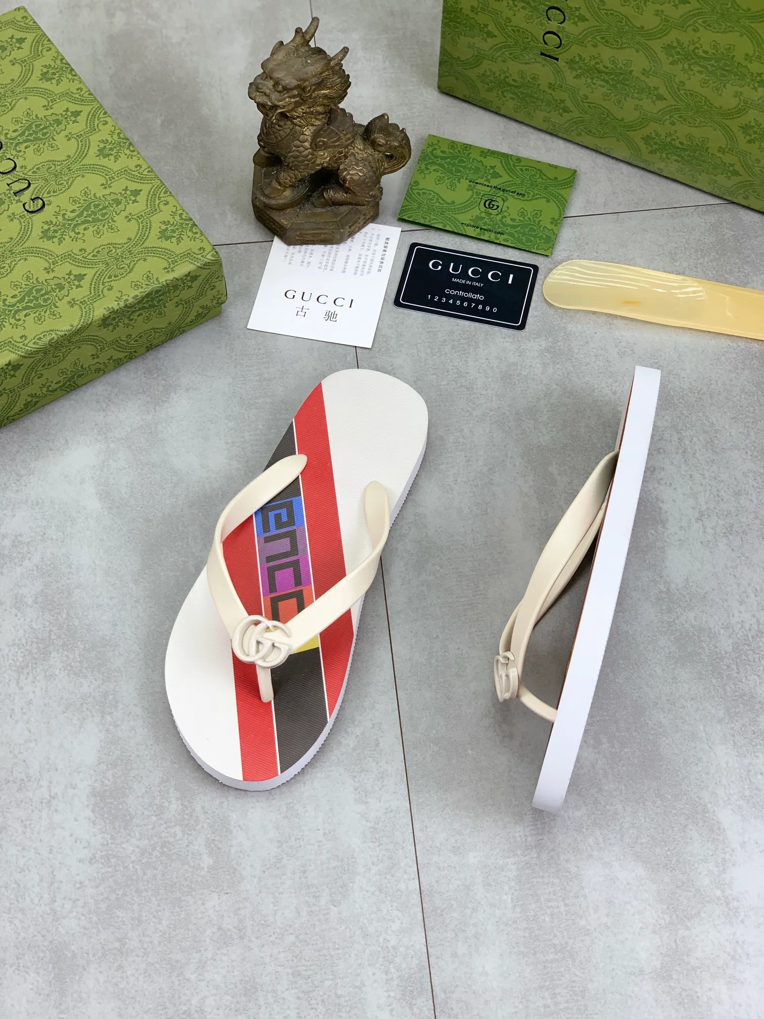 Men's men's shoes 💰P220💰【New style】🆘【GUCCI】Official website's popular Gucci adult couple 🧑‍🤝‍🧑 style, children's flip-flops are on sale at the counter simultaneously! Original fabric imported from Italy. Original bottom provided by the original factory. Size: Adult 36-45. Children’s size: 30-37. Multiple colors available.